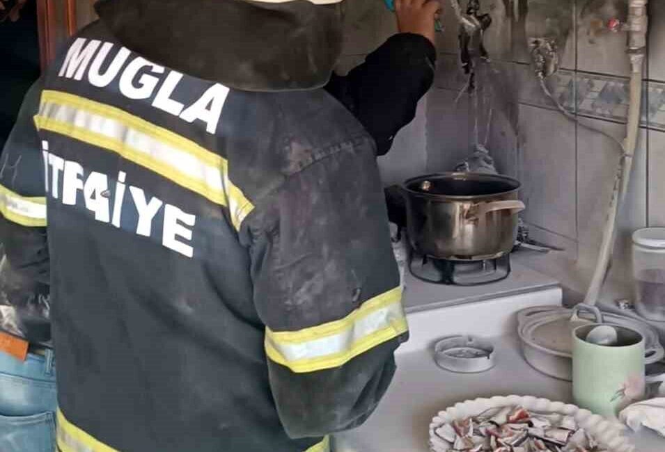 Muğla’nın Menteşe ilçesinde bir evin mutfağında meydana gelen yangın, ev