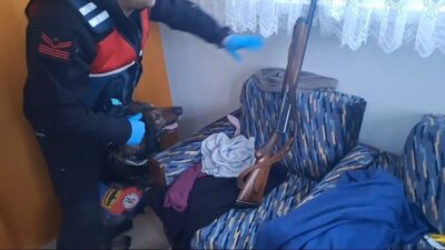 Yozgat’ta bir bireyin evinde çok sayıda tüfek, tabanca ve ateşli