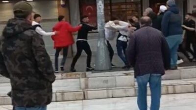 İstanbul’un Eyüpsultan ilçesinde, bir dükkan önünde birbirlerine yumruk ve sopalarla