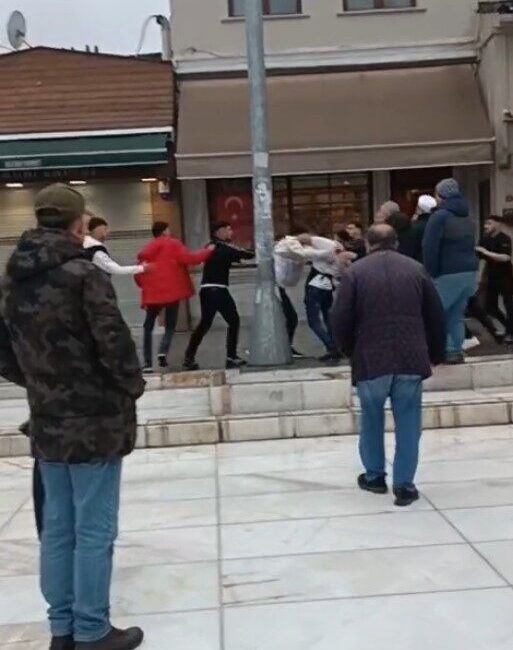 İstanbul’un Eyüpsultan ilçesinde, bir dükkan önünde birbirlerine yumruk ve sopalarla