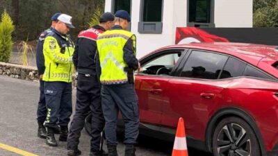 Fethiye İlçe Jandarma Komutanlığı ekipleri, bayram boyunca trafik denetimlerine devam