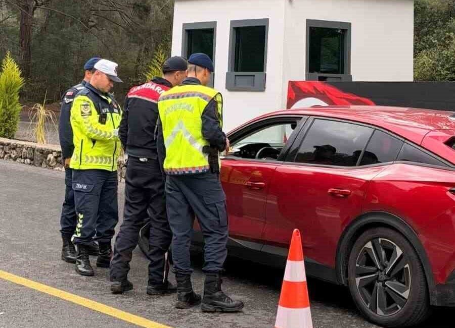 Fethiye İlçe Jandarma Komutanlığı ekipleri, bayram boyunca trafik denetimlerine devam