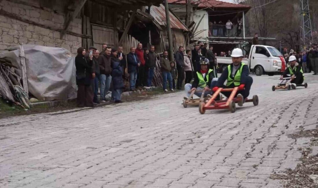 Yeşildere Köyü sakinleri, çocukluklarında keyifle oynadıkları tahta arabaları yeniden yaparak
