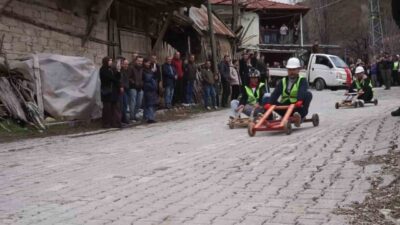 Yeşildere Köyü sakinleri, çocukluklarında keyifle oynadıkları tahta arabaları yeniden yaparak