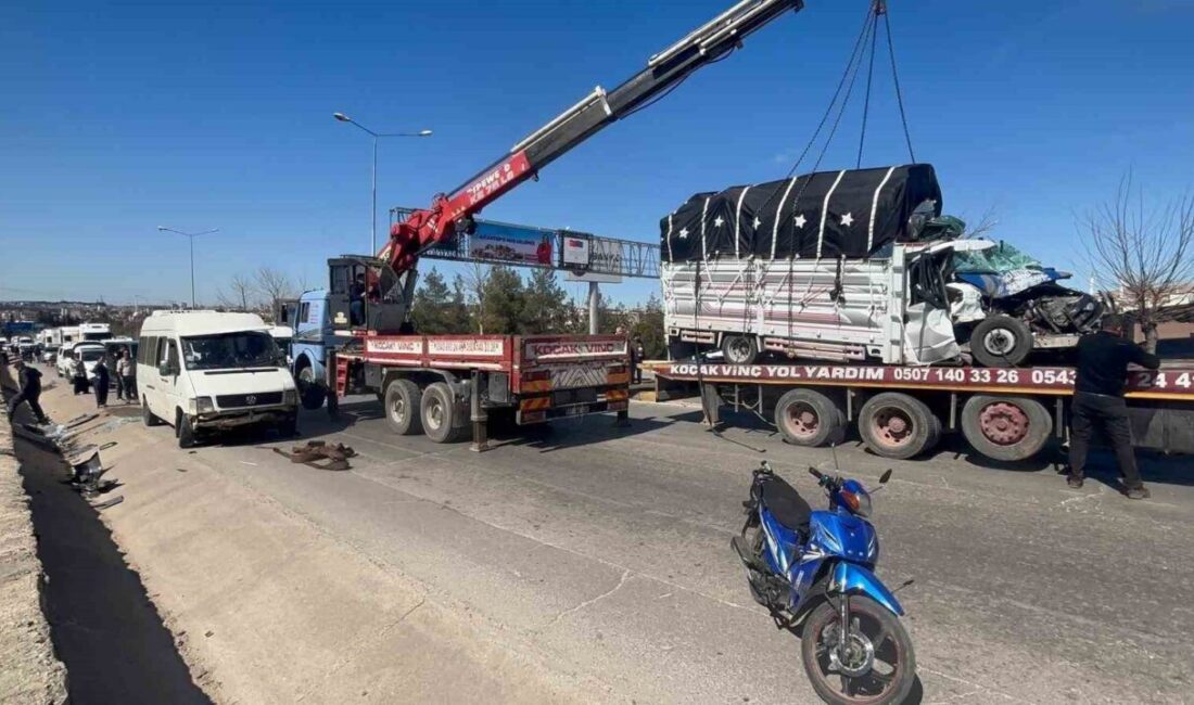 Gaziantep’te, Şehitkamil ilçesi Gatem Kavşağı yakınlarında meydana gelen trafik kazasında,