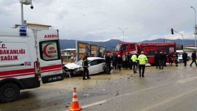 Gaziantep’te meydana gelen trafik kazasında, bir tır ile bir otomobilin