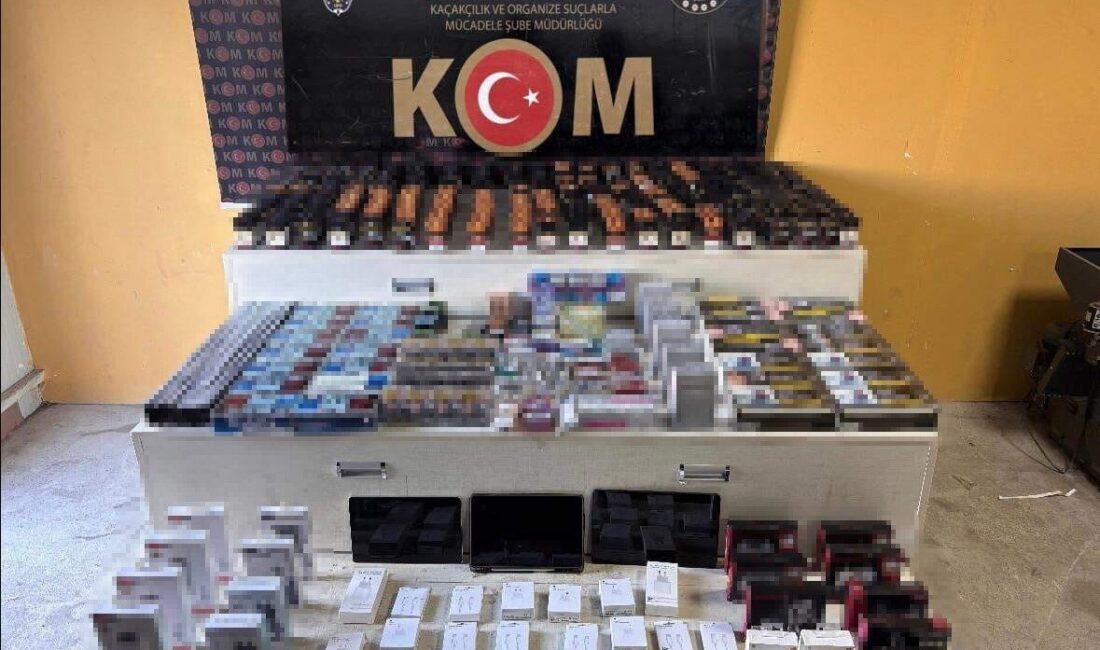 Sakarya’nın Serdivan ilçesinde polis tarafından gerçekleştirilen operasyonda kaçakçılıkla suçlanan 3