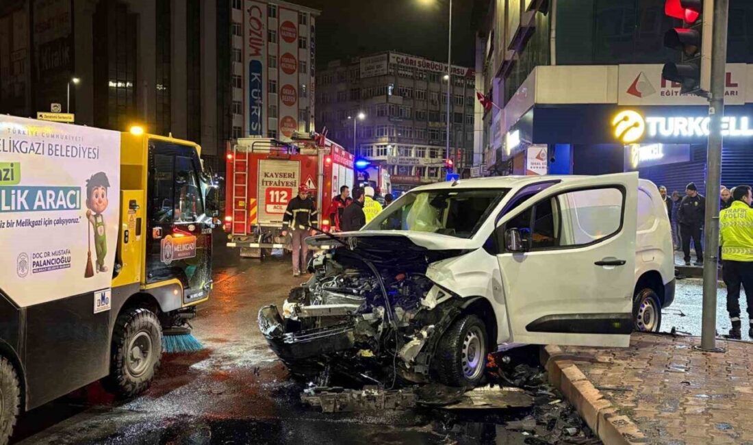 Kocasinan ilçesinde bir otomobil ile bir hafif ticari aracın çarpışması