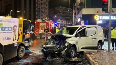 Kocasinan ilçesinde bir otomobil ile bir hafif ticari aracın çarpışması