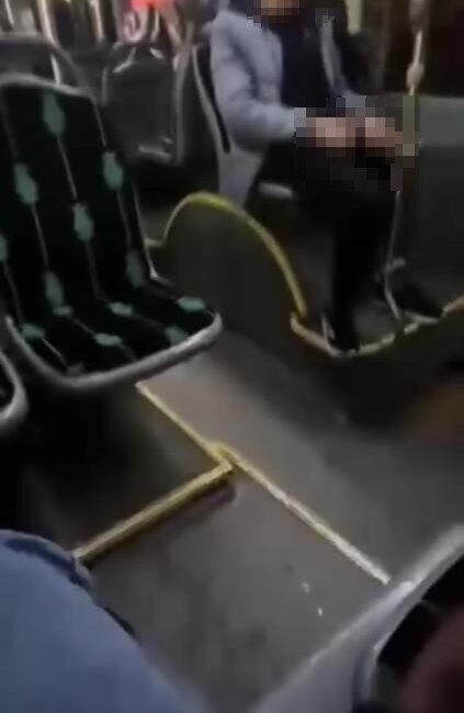 Kocaeli’de seyir halindeki bir halk otobüsünde yaşanan tatsız olay, yolcular