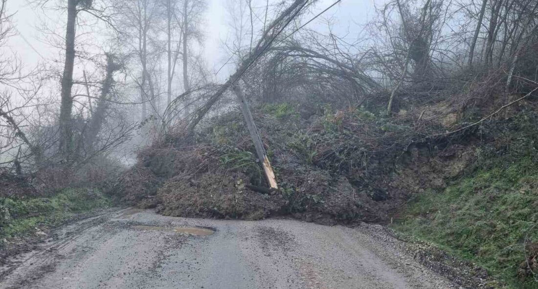Kastamonu’nun Cide ilçesinde meydana gelen bir heyelan nedeniyle köy yolu