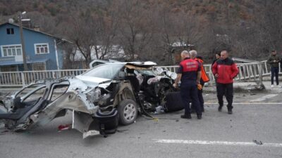 Gümüşhane ilinde meydana gelen trafik kazasında bir aile yaralandı. Sürücü,