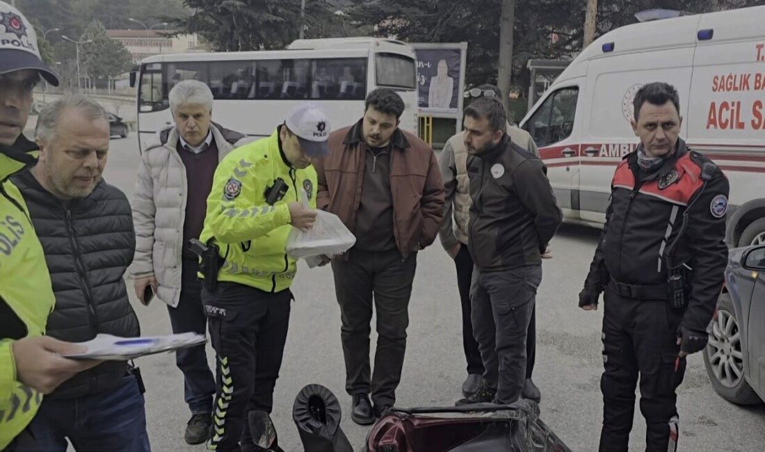 Bilecik’te bir motosikletli kurye, müşteriye paket teslimi yaparken bir otomobil
