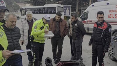 Bilecik’te bir motosikletli kurye, müşteriye paket teslimi yaparken bir otomobil
