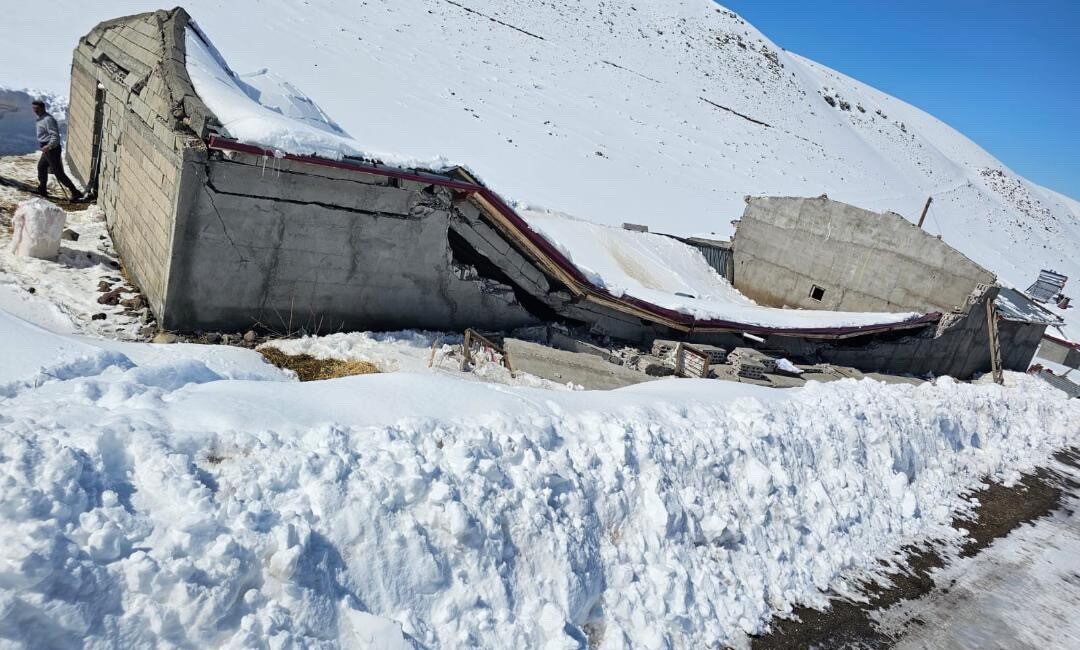 Iğdır’ın Tuzluca ilçesine bağlı Arslanlı köyünde yoğun kar yağışı sonucu