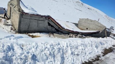 Iğdır’ın Tuzluca ilçesine bağlı Arslanlı köyünde yoğun kar yağışı sonucu