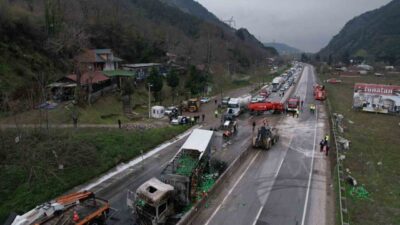 Sakarya’da D-650 kara yolunda meydana gelen bir trafik kazasında iki