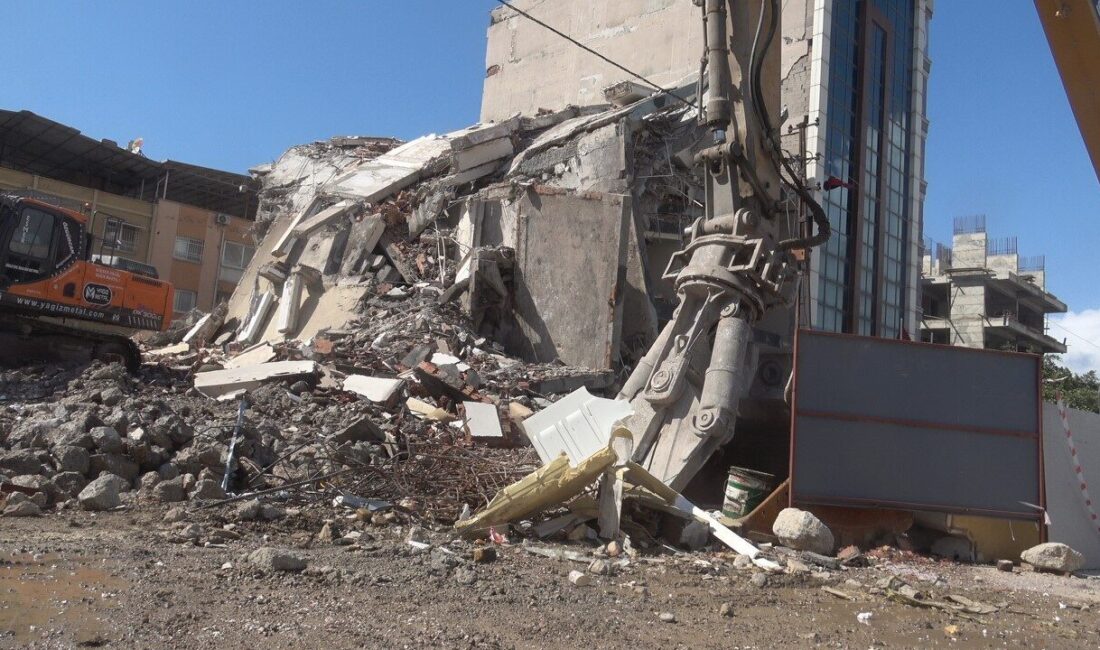 Hatay’da depremde hasar gören 7 katlı bir binanın kontrollü olarak