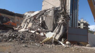 Hatay’da depremde hasar gören 7 katlı bir binanın kontrollü olarak
