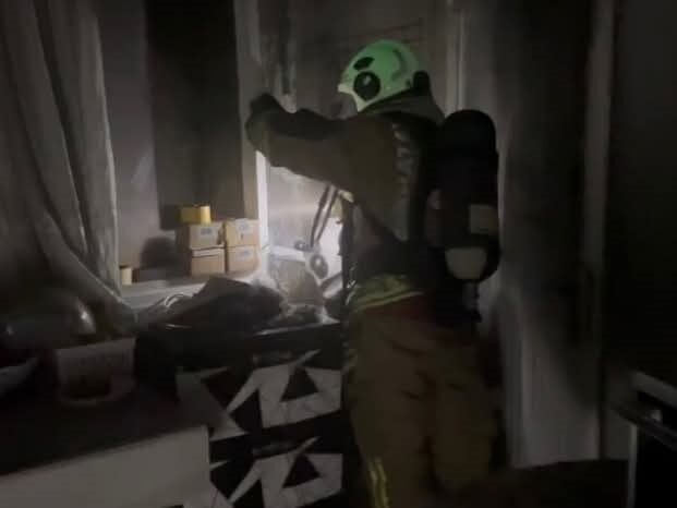 İskenderun’un Hatay iline bağlı İskenderun ilçesindeki bir apartmandaki ev yangını