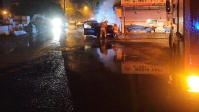 İskenderun ilçesinde, Muradiye Mahallesi’nde seyir halindeyken alev alan bir otomobilde