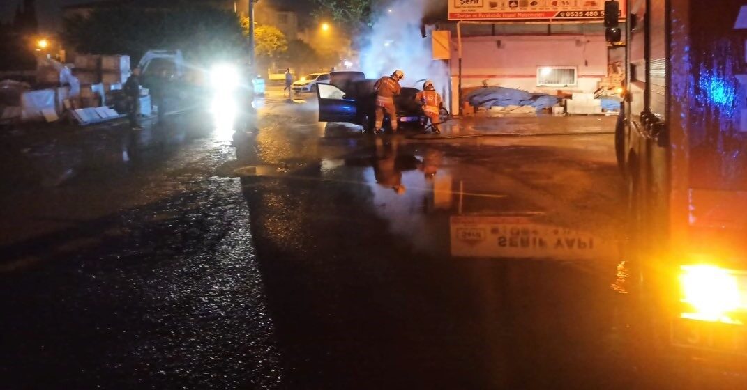 İskenderun ilçesinde, Muradiye Mahallesi’nde seyir halindeyken alev alan bir otomobilde