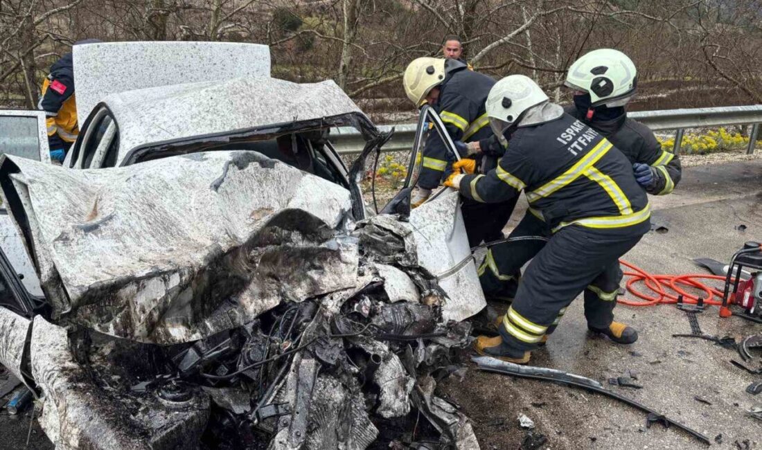 Isparta-Antalya karayolunda meydana gelen trafik kazasında iki aracın çarpışması sonucu