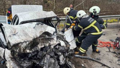 Isparta-Antalya karayolunda meydana gelen trafik kazasında iki aracın çarpışması sonucu