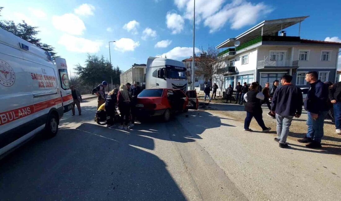 Isparta’nın Şarkikaraağaç ilçesinde meydana gelen trafik kazasında 2 aracın çarpışması