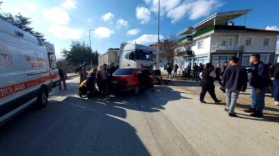 Isparta’nın Şarkikaraağaç ilçesinde meydana gelen trafik kazasında 2 aracın çarpışması