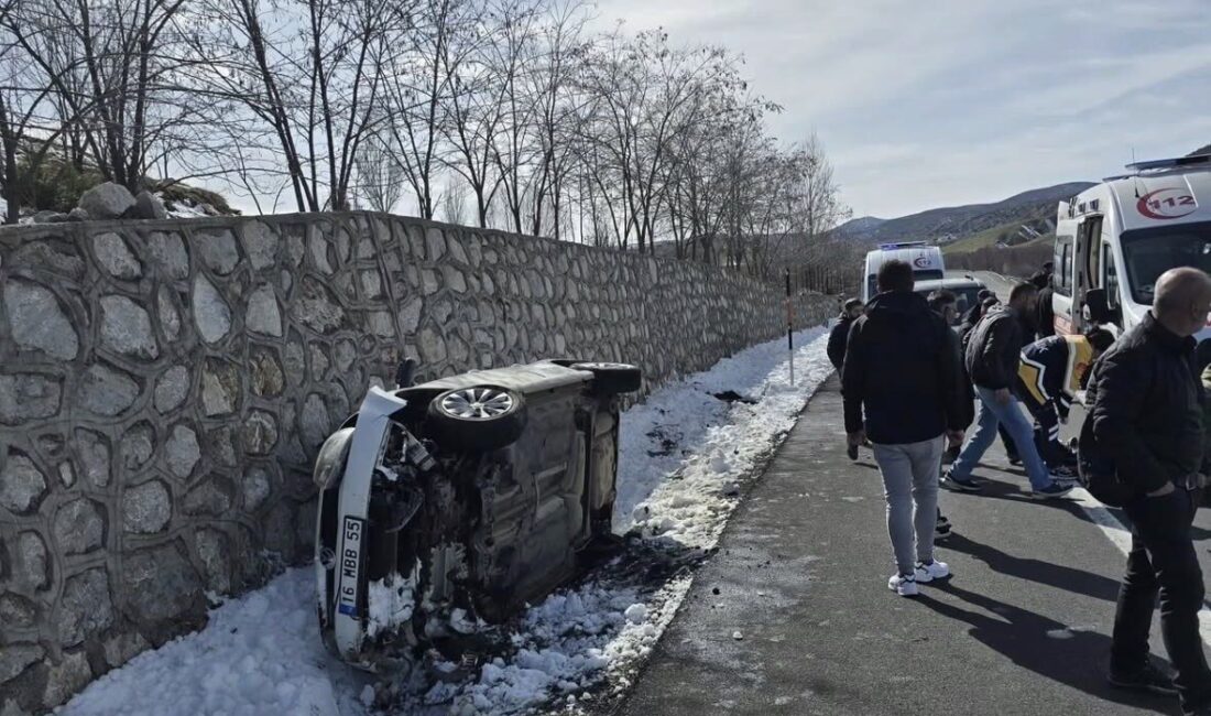 Bingöl’de meydana gelen bir trafik kazasında, bir aracın istinat duvarına
