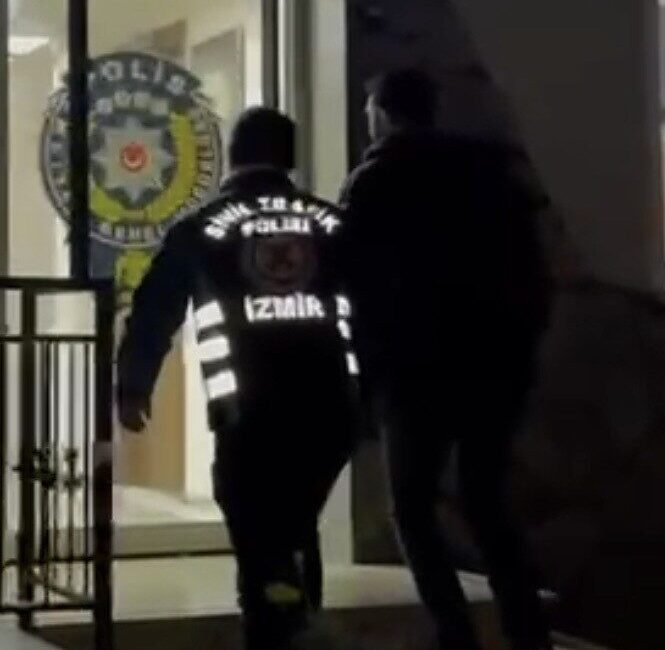 Bornova ilçesinde drift yaparken bir dükkana çarpan ve plakasını düşüren