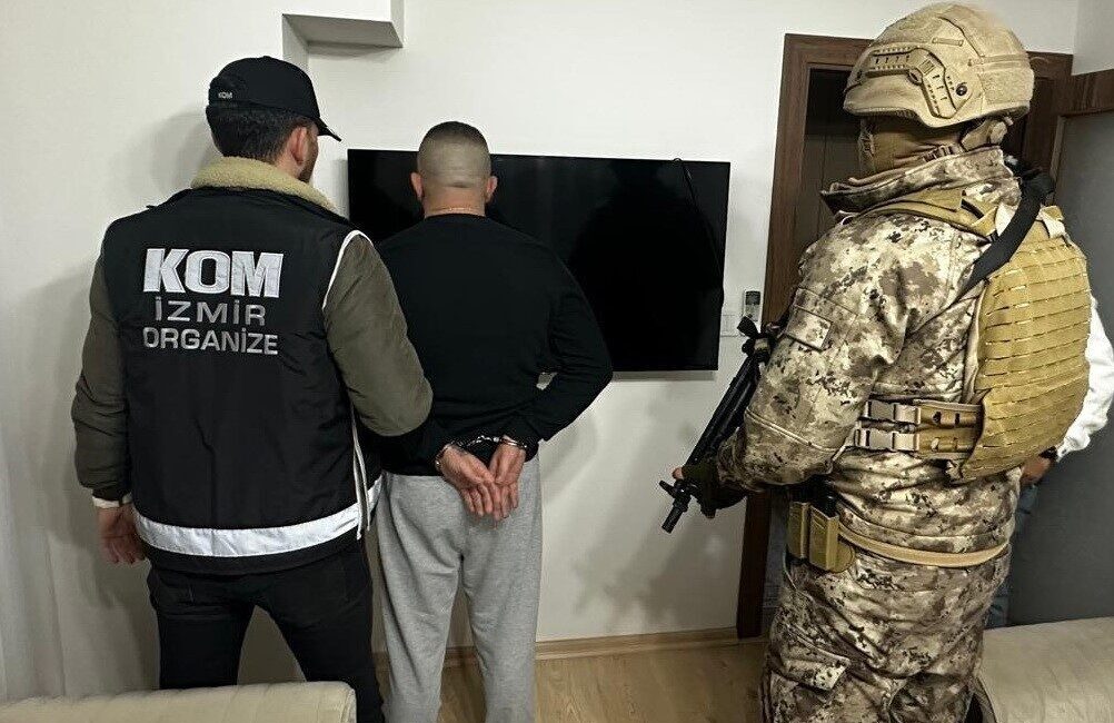 İzmir’de, “Genç Osman Çetesi”ne yönelik yapılan operasyonda 17 şüpheliden 7’si