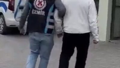 İzmir’de trafiğe çıkarken diğer bir aracın yolunu keserek saldırgan davranışlar