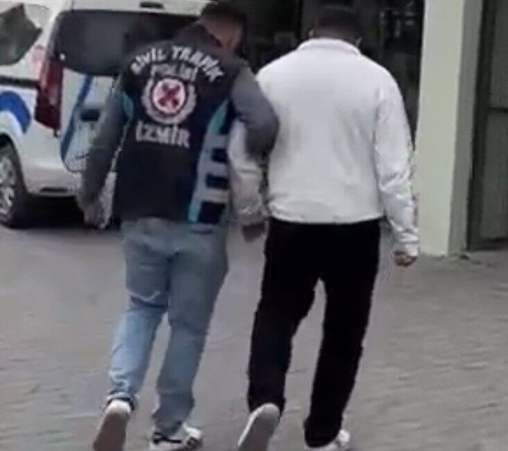 İzmir’de trafiğe çıkarken diğer bir aracın yolunu keserek saldırgan davranışlar