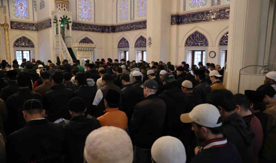 Tokyo ve çevresinde ikamet eden binlerce Müslüman, Ramazan Bayramı’nı Tokyo