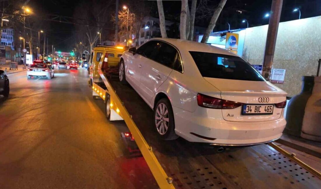 Kadıköy sahil yolunda araç süren ve trafikte manevra yapan bir