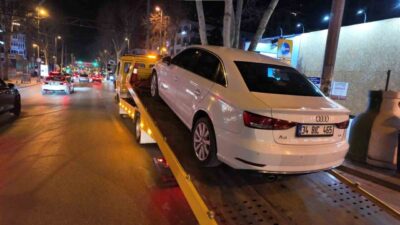 Kadıköy sahil yolunda araç süren ve trafikte manevra yapan bir