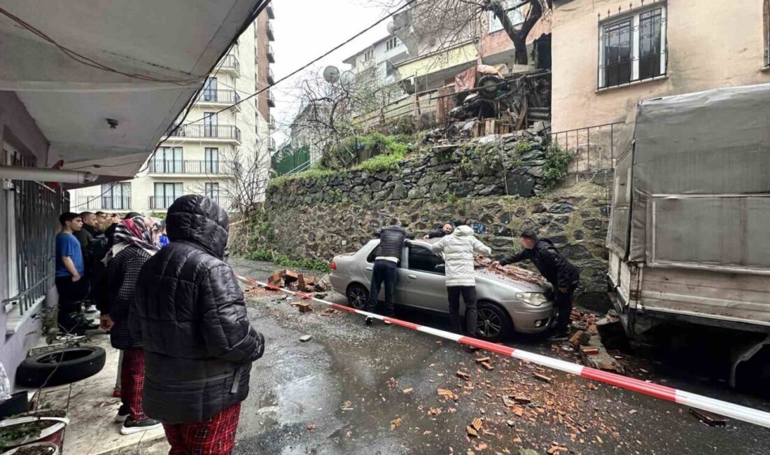 Kağıthane ilçesinde meydana gelen şiddetli yağış sonrasında bir evin bahçe