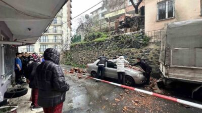 Kağıthane ilçesinde meydana gelen şiddetli yağış sonrasında bir evin bahçe