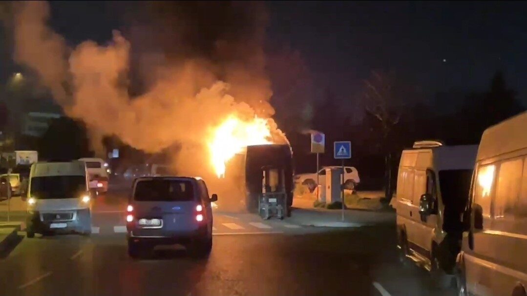 Kağıthane ilçesinde park halindeki bir midibüs, henüz bilinmeyen nedenle yangın