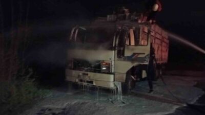 Hatay’ın Erzin ilçesine bağlı Hürriyet Mahallesi’nde park halinde bulunan bir