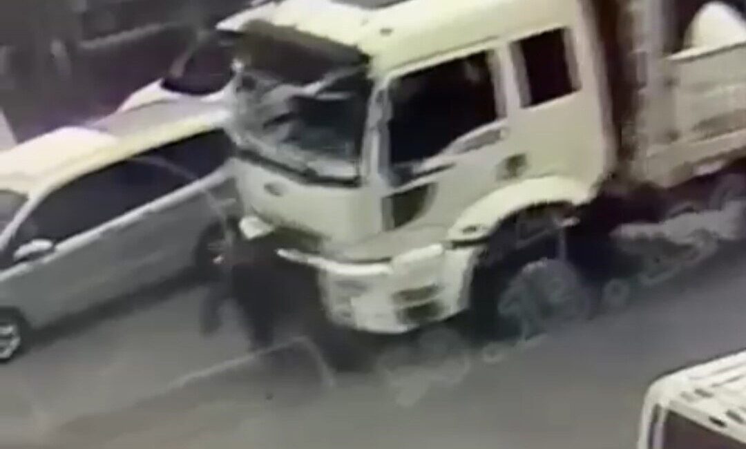 Tatvan ilçesinde meydana gelen trafik kazasında, bir kamyonun çarptığı yaşlı