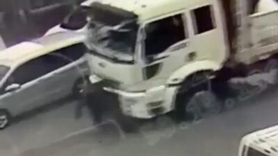 Tatvan ilçesinde meydana gelen trafik kazasında, bir kamyonun çarptığı yaşlı
