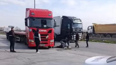Edirne’nin Kapıkule Sınır Kapısı yakınlarında seyir halinde olan bir tır