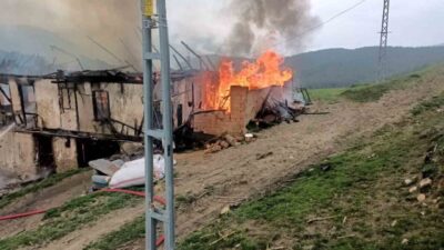 Kahyalar köyünde bulunan 2 katlı ahşap ev, Çakıllar Mahallesi’nde meydana