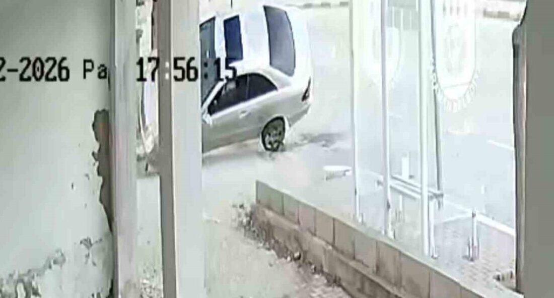 Karaman ilinde meydana gelen maddi hasarlı trafik kazasında bir aracın
