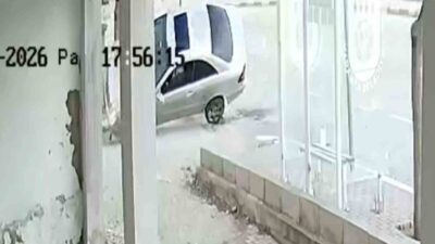 Karaman ilinde meydana gelen maddi hasarlı trafik kazasında bir aracın