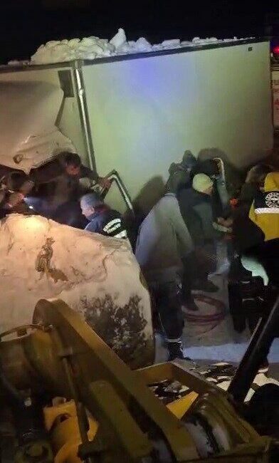 Erzurum’un Karayazı ilçesinde etkili olan şiddetli kar yağışı ve fırtına