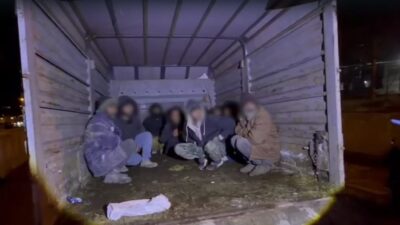 Kars Emniyet Müdürlüğü ekipleri tarafından durdurulan bir kamyonetin kasasında yakalanan